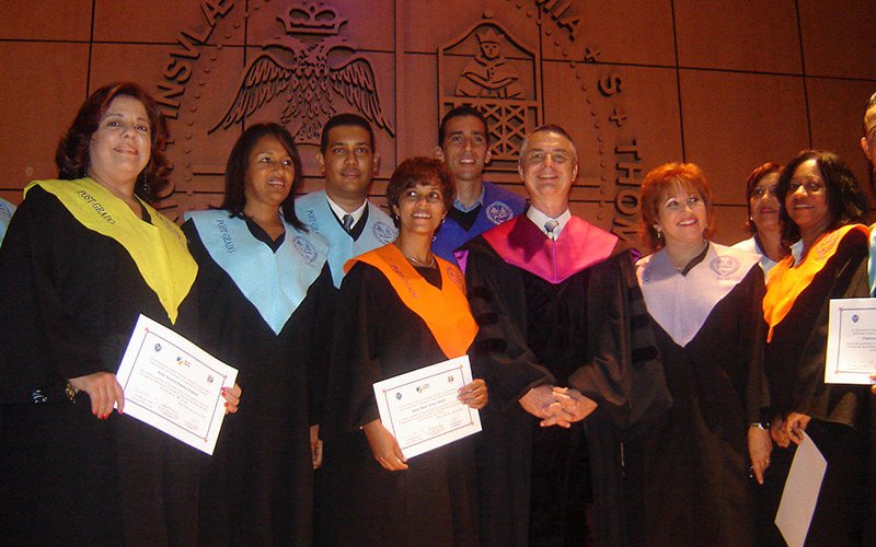 Acto académico con egresados y autoridades